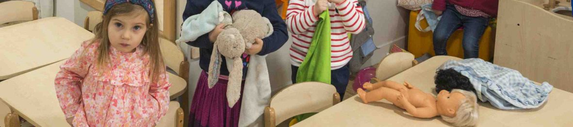 Un groupe d'enfants en crèche qui jouent