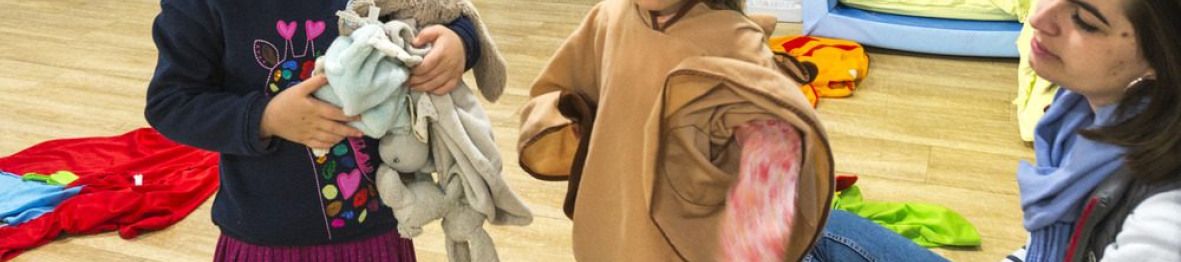 Une pro et deux enfants en crèche en interaction 