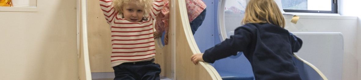 Deux enfants en crèche qui jouent