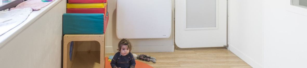 Deux enfants en crèche qui jouent 