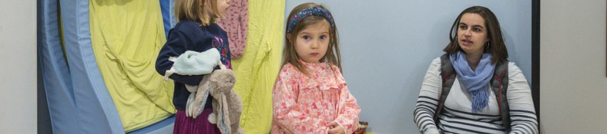 Une pro en crèche en interaction avec deux enfants