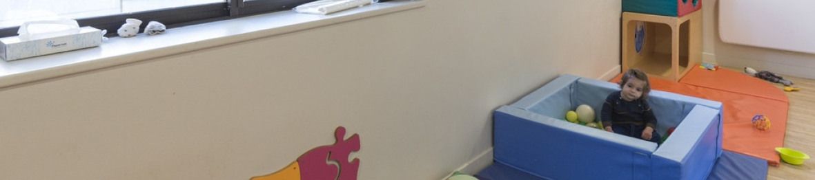 Un enfant en crèche qui joue 