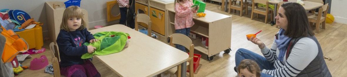 Une pro en crèche avec un groupe d'enfants