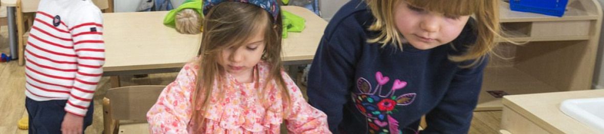 Trois enfants en crèche qui jouent