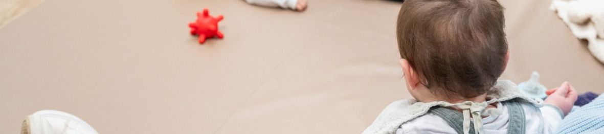 Deux bébés en crèche