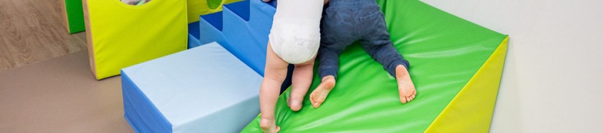 Deux enfants qui jouent en crèche 