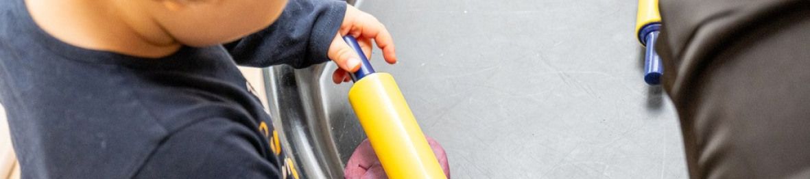 Un enfant en crèche qui joue 
