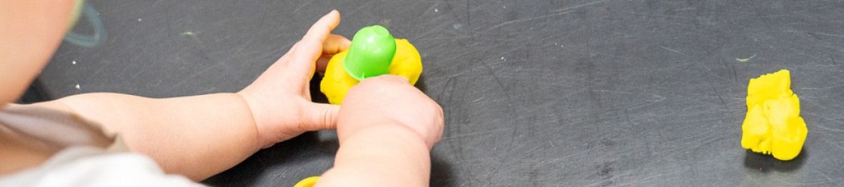 Un enfant en crèche qui joue 