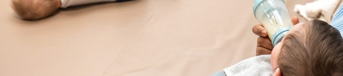 Deux bébés en crèche