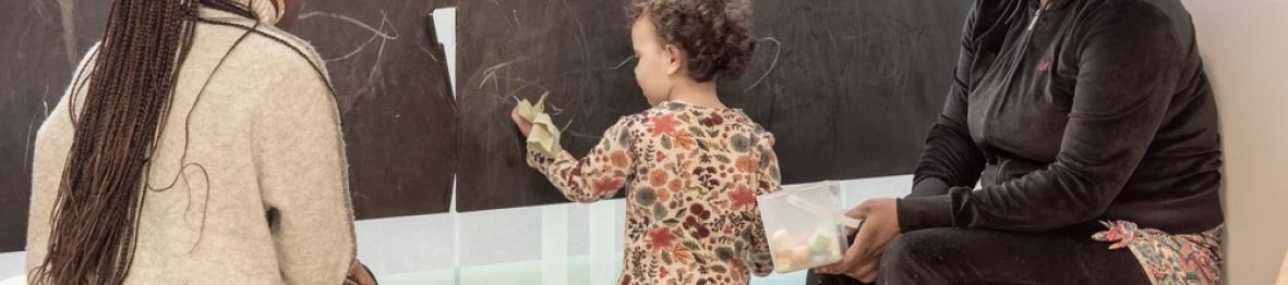 Deux pro en crèche avec un enfant