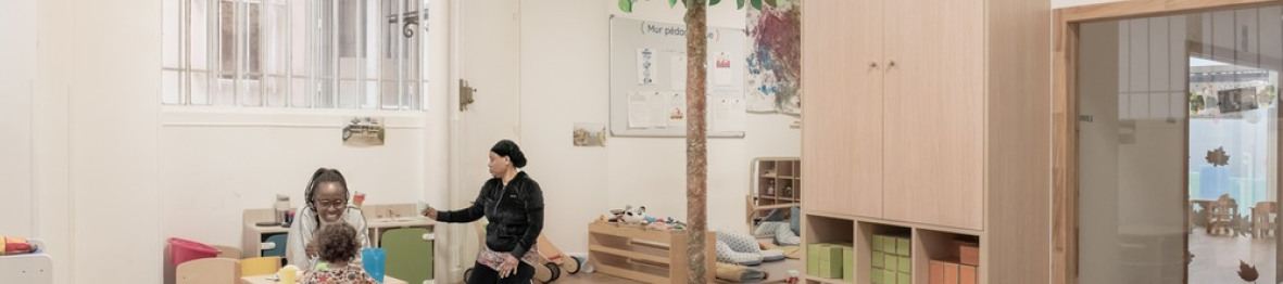 Une pro en crèche avec un enfant