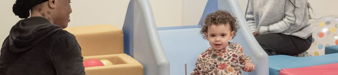 Deux pros en crèche Babilou jouant avec une enfant