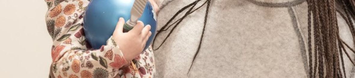 Une professionnelle en crèche jouant avec un enfant