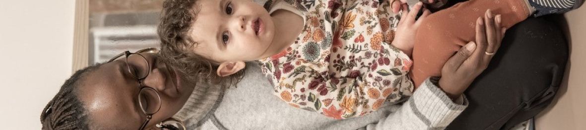 Une professionnelle en crèche avec un enfant