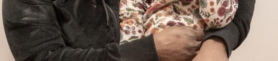 Une professionnelle en crèche avec un enfant