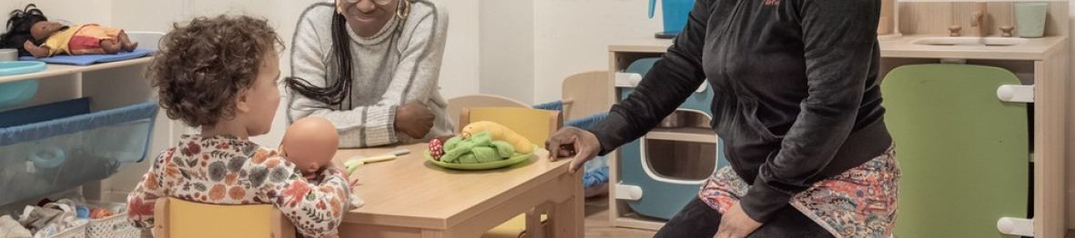 Deux pro en crèche avec un enfant