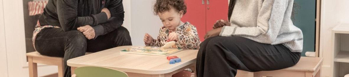 Deux pro en crèche avec un enfant