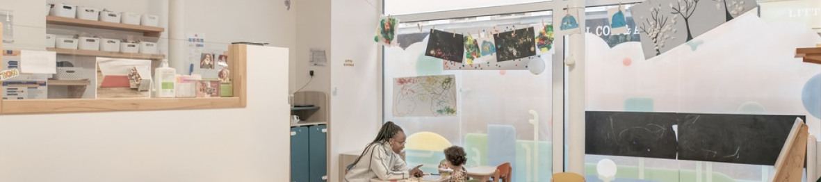 Une pro en crèche avec un enfant