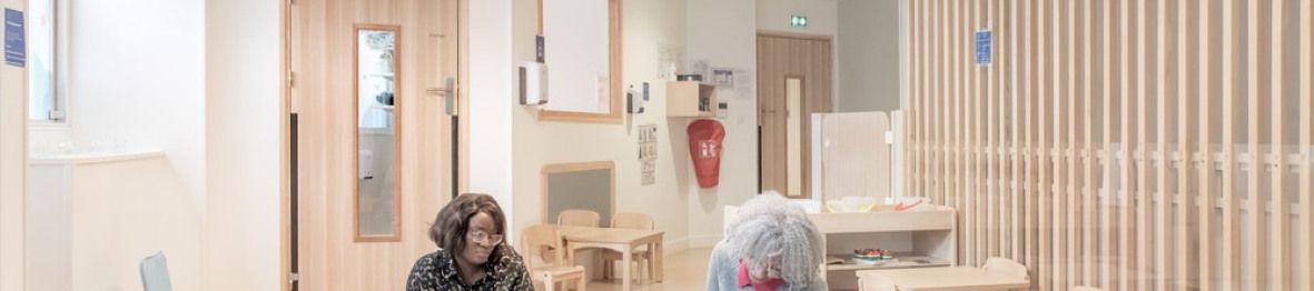 Deux pro crèche avec un enfant 