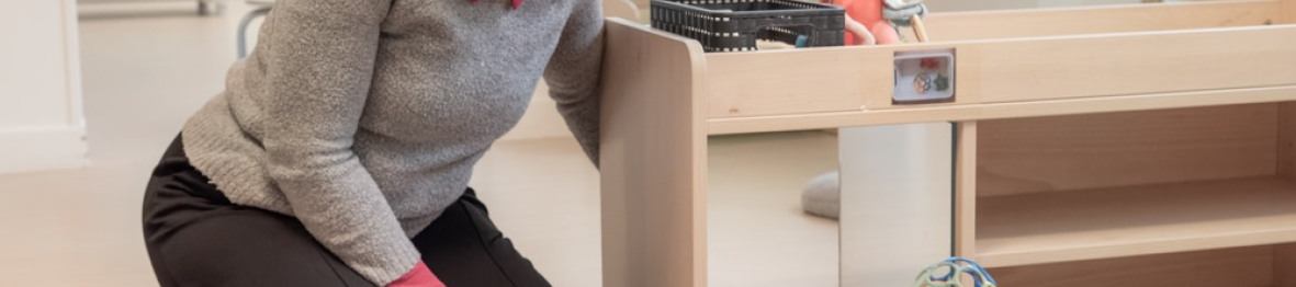 Une professionnelle de la petite enfance avec un enfant 