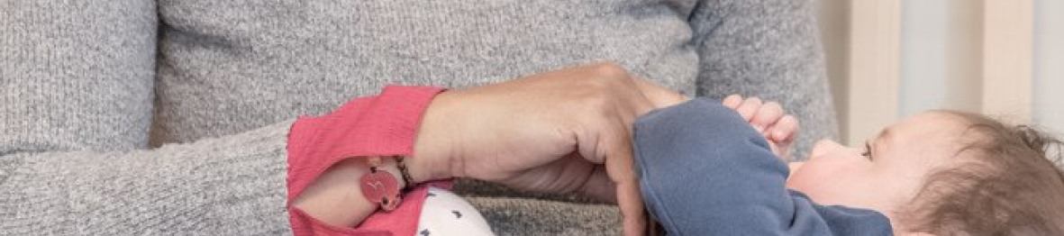 Une pro en crèche qui porte un enfant 