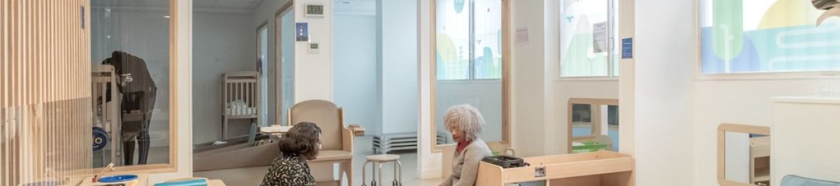 Deux pro crèche avec un enfant 