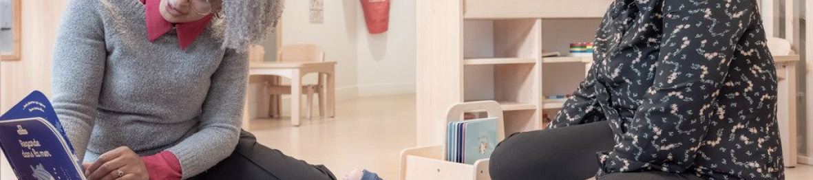 Deux pro crèche avec un enfant 