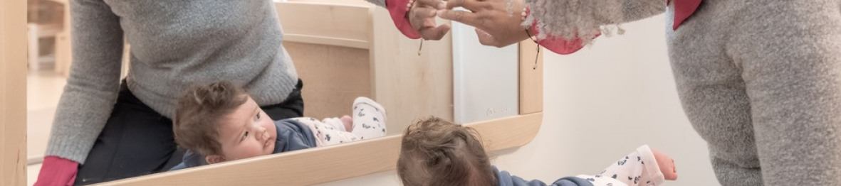 Une pro en crèche en interaction avec un enfant