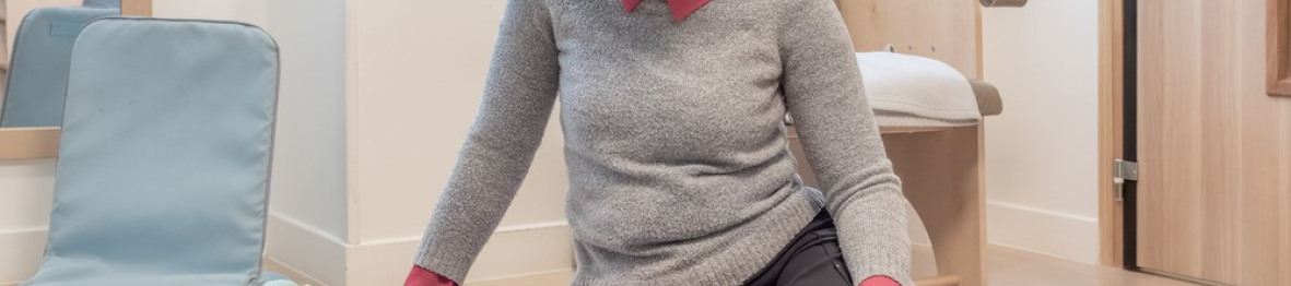 Une pro en interaction avec un enfant