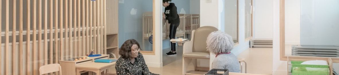 Deux pro crèche qui jouent avec un enfant 