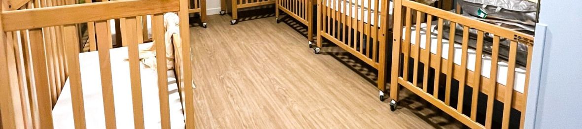 Dortoir avec lits à barreaux au sein de la crèche Babilou Francheville Torey