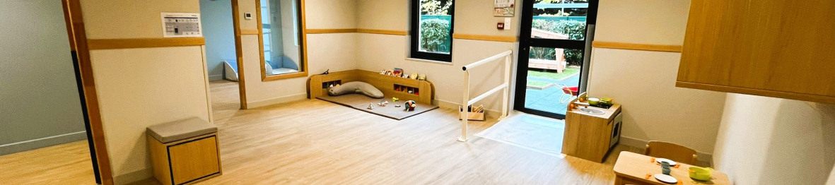 Grand espace lumineux avec jouets au sein de la crèche Babilou Francheville Torey