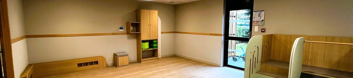 Jouet d'éveil et structures en bois au sein de la crèche Babilou Francheville Torey