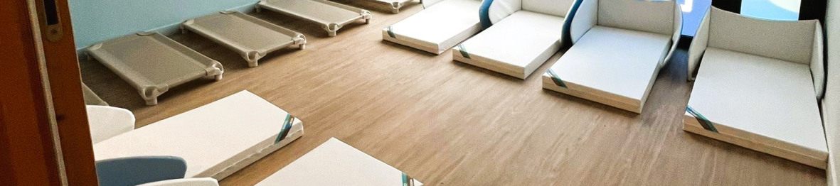 Dortoir avec lits au sol au sein de la crèche Babilou Francheville Torey