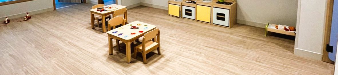 Esapce lumineux avec tables et chaises prévus pour enfants au sein de la crèche Babilou Francheville Torey