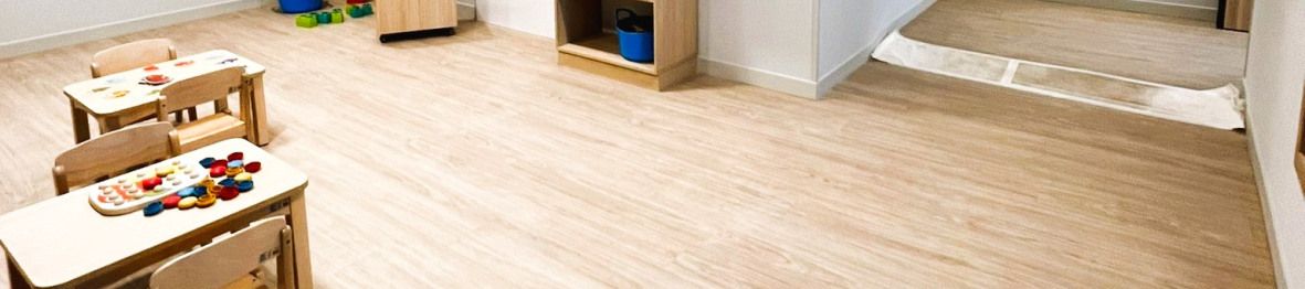 Vue alternative de l'espace d'éveil avec tables et chaises au sein de la crèche Babilou Francheville Torey