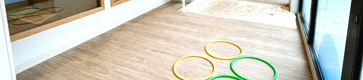 Cerceaux et jouets au sein de la crèche Babilou Francheville Torey