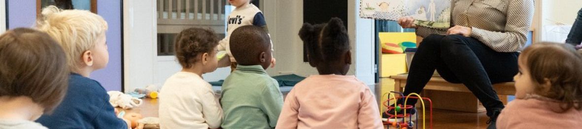 Une pro avec un groupe d'enfants en interaction