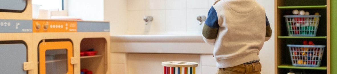 Un enfant en crèche qui joue 