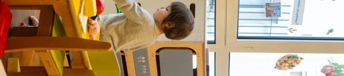 Un enfant en crèche qui joue 