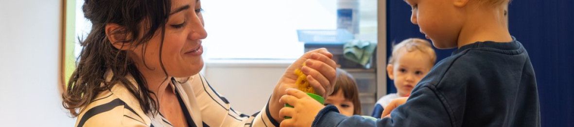 Une pro en crèche en interaction avec un enfant