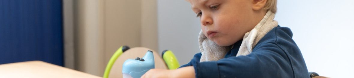 Un enfant en crèche qui mange