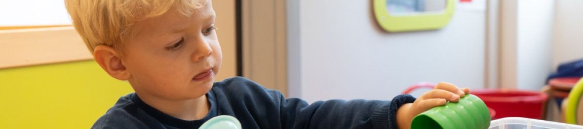 Un enfant en crèche Babilou en activité