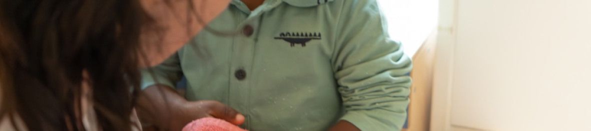 Une pro en crèche en interaction avec un enfant