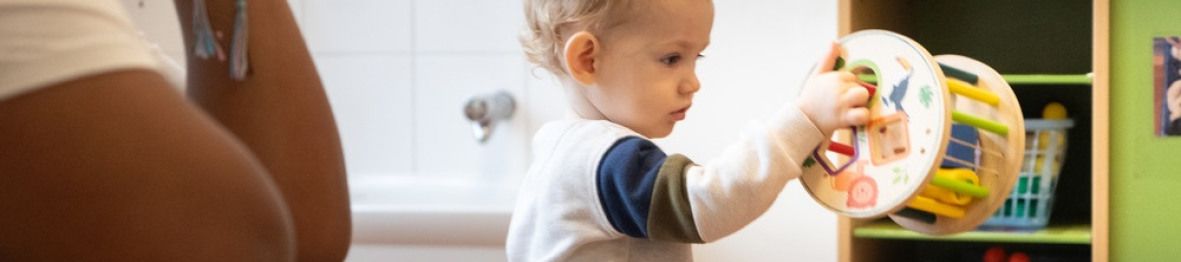 Une pro en interaction avec un enfant