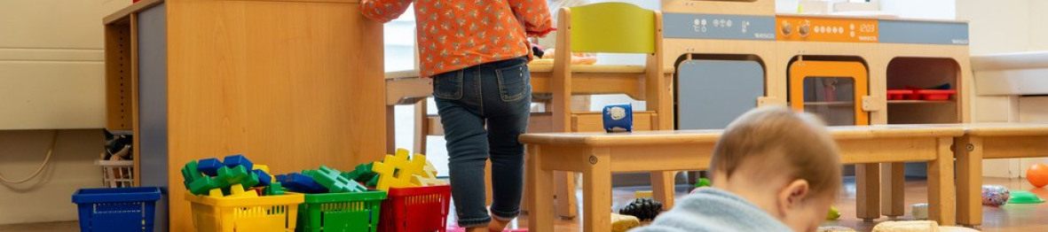 Deux enfants qui jouent en crèche 