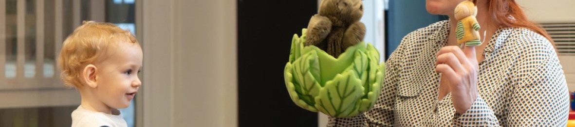 Une pro en crèche en interaction avec un enfant