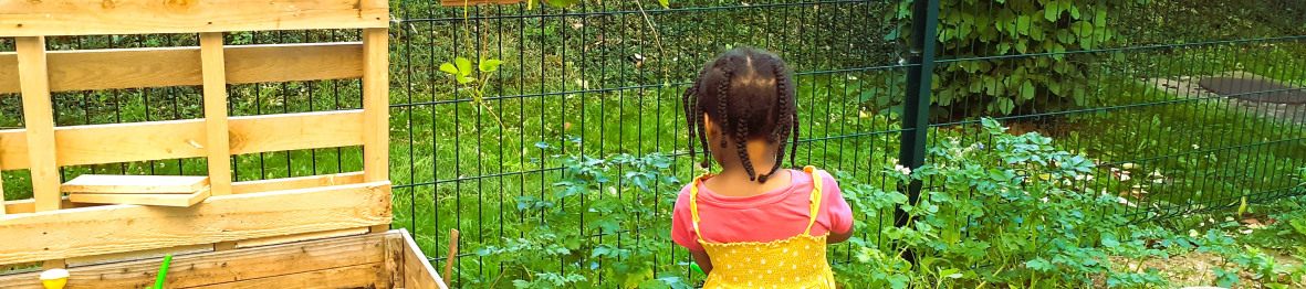 Enfant de dos dans le jardin de la crèche Babilou Montevrain Dublin