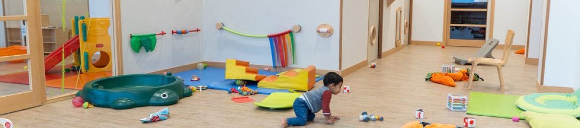 Un enfant en crèche Babilou qui joue