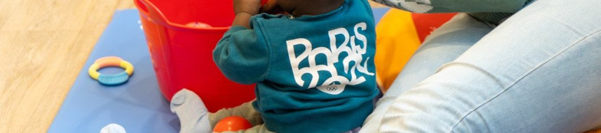 Une pro en crèche qui joue avec un enfant